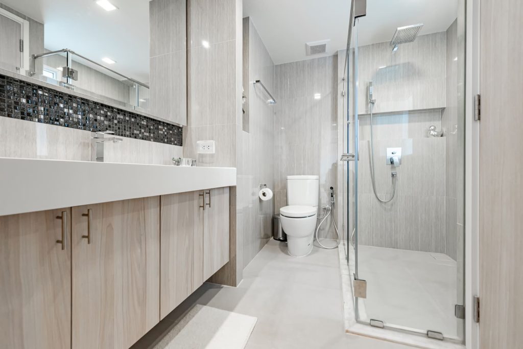 salle de bain moderne et blanche